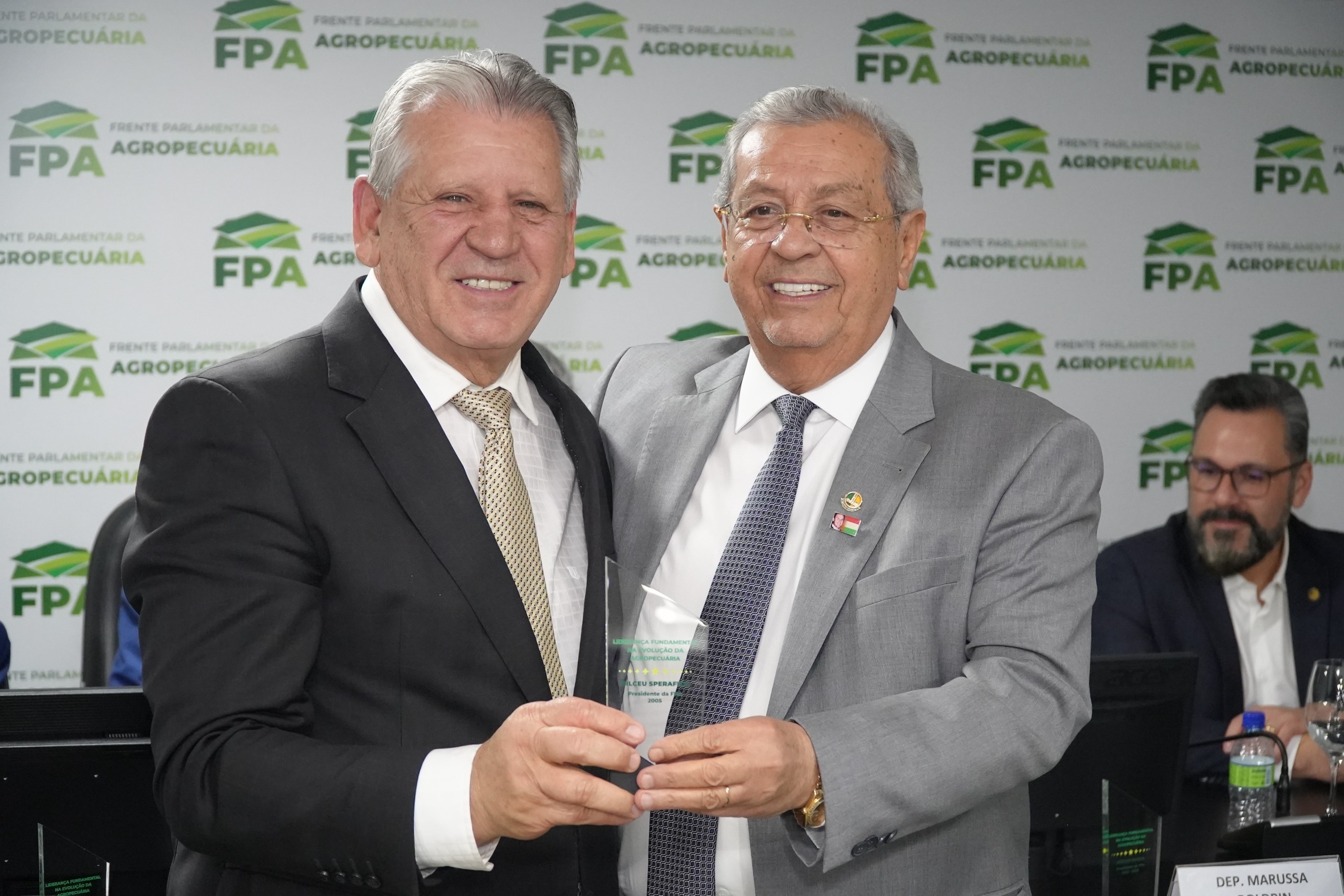 FPA homenageia seu ex-presidente Dilceu Sperafico por contribuição histórica